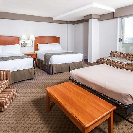 Hotel Ramada By Wyndham Edmonton South Esterno foto