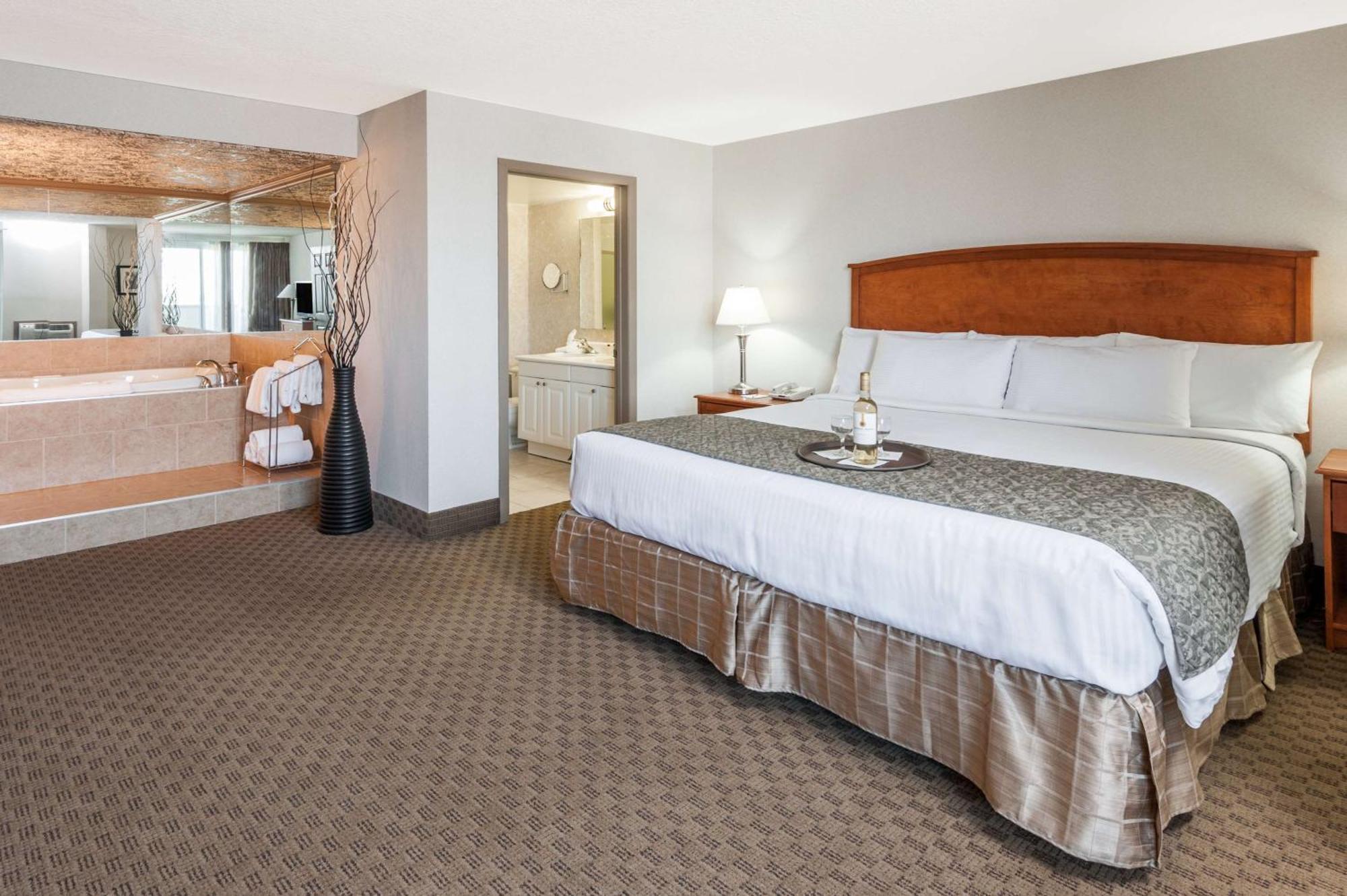 Hotel Ramada By Wyndham Edmonton South Esterno foto
